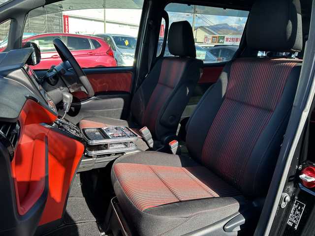 トヨタ ヴォクシー ZS 長野県 2020(令2)年 4万km ブラック ・純正ディーラーオプションナビ/（Bluetooth/フルセグTV/CD/DVD）/・パワースライドドア/・バックカメラ/・前後ドラレコ/・クルーズコントロール/・クリアランスソナー/・プリクラッシュ/・純正16インチAW/・純正エンジンスターター/・ビルトインETC