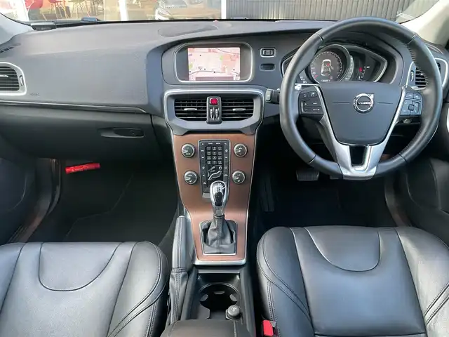 ボルボ Ｖ４０ D4 インスクリプション 福岡県 2018(平30)年 2.6万km アイスホワイト インテリセーフ　/アダプティブクルーズコントロール/harman/kardon/黒革シート/前席シートヒーター/純正ナビ/フルセグTV/バックカメラ　/Bluetooth/LEDヘッドライト/オートハイビーム　/コーナーセンサー　/純正１７インチアルミホイール/ETC/取扱説明書/保証書