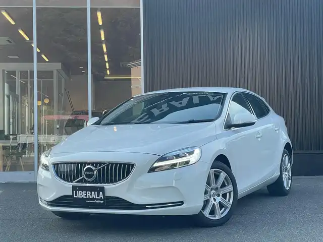 ボルボ Ｖ４０ D4 インスクリプション 福岡県 2018(平30)年 2.6万km アイスホワイト インテリセーフ　/アダプティブクルーズコントロール/harman/kardon/黒革シート/前席シートヒーター/純正ナビ/フルセグTV/バックカメラ　/Bluetooth/LEDヘッドライト/オートハイビーム　/コーナーセンサー　/純正１７インチアルミホイール/ETC/取扱説明書/保証書