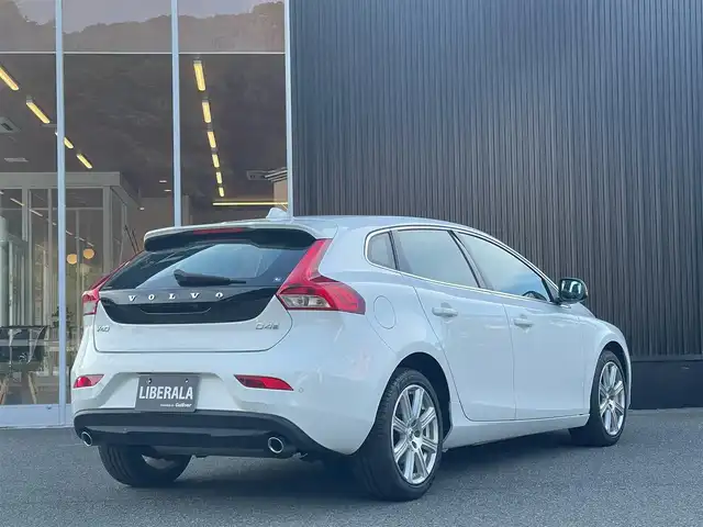 ボルボ Ｖ４０ D4 インスクリプション 福岡県 2018(平30)年 2.6万km アイスホワイト インテリセーフ　/アダプティブクルーズコントロール/harman/kardon/黒革シート/前席シートヒーター/純正ナビ/フルセグTV/バックカメラ　/Bluetooth/LEDヘッドライト/オートハイビーム　/コーナーセンサー　/純正１７インチアルミホイール/ETC/取扱説明書/保証書