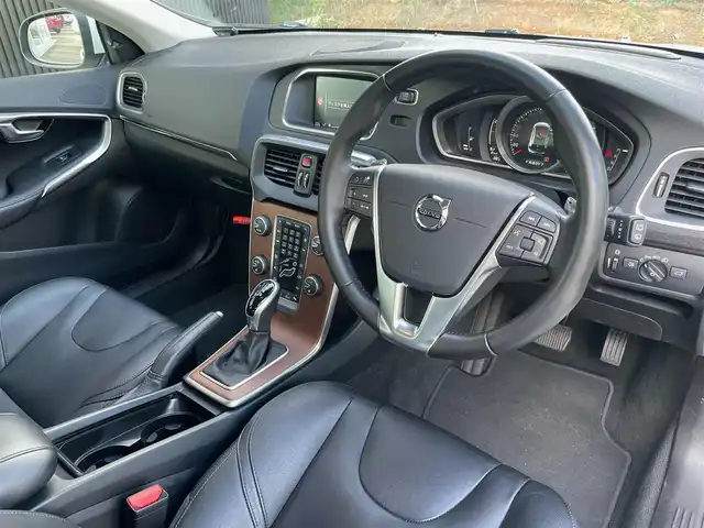 ボルボ Ｖ４０ D4 インスクリプション 福岡県 2018(平30)年 2.6万km アイスホワイト インテリセーフ　/アダプティブクルーズコントロール/harman/kardon/黒革シート/前席シートヒーター/純正ナビ/フルセグTV/バックカメラ　/Bluetooth/LEDヘッドライト/オートハイビーム　/コーナーセンサー　/純正１７インチアルミホイール/ETC/取扱説明書/保証書