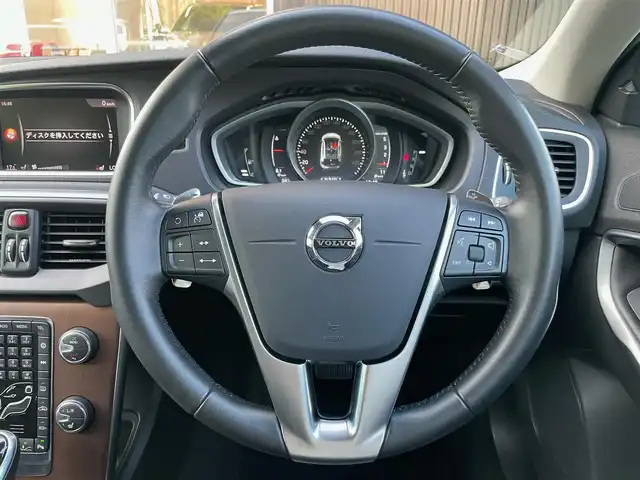 ボルボ Ｖ４０ D4 インスクリプション 福岡県 2018(平30)年 2.6万km アイスホワイト インテリセーフ　/アダプティブクルーズコントロール/harman/kardon/黒革シート/前席シートヒーター/純正ナビ/フルセグTV/バックカメラ　/Bluetooth/LEDヘッドライト/オートハイビーム　/コーナーセンサー　/純正１７インチアルミホイール/ETC/取扱説明書/保証書