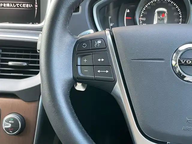 ボルボ Ｖ４０ D4 インスクリプション 福岡県 2018(平30)年 2.6万km アイスホワイト インテリセーフ　/アダプティブクルーズコントロール/harman/kardon/黒革シート/前席シートヒーター/純正ナビ/フルセグTV/バックカメラ　/Bluetooth/LEDヘッドライト/オートハイビーム　/コーナーセンサー　/純正１７インチアルミホイール/ETC/取扱説明書/保証書