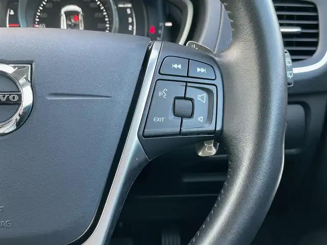 ボルボ Ｖ４０ D4 インスクリプション 福岡県 2018(平30)年 2.6万km アイスホワイト インテリセーフ　/アダプティブクルーズコントロール/harman/kardon/黒革シート/前席シートヒーター/純正ナビ/フルセグTV/バックカメラ　/Bluetooth/LEDヘッドライト/オートハイビーム　/コーナーセンサー　/純正１７インチアルミホイール/ETC/取扱説明書/保証書