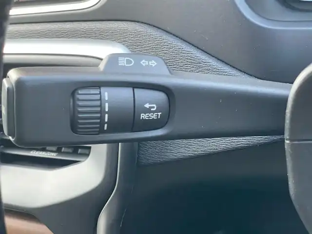 ボルボ Ｖ４０ D4 インスクリプション 福岡県 2018(平30)年 2.6万km アイスホワイト インテリセーフ　/アダプティブクルーズコントロール/harman/kardon/黒革シート/前席シートヒーター/純正ナビ/フルセグTV/バックカメラ　/Bluetooth/LEDヘッドライト/オートハイビーム　/コーナーセンサー　/純正１７インチアルミホイール/ETC/取扱説明書/保証書