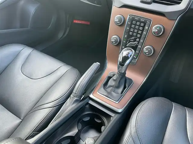 ボルボ Ｖ４０ D4 インスクリプション 福岡県 2018(平30)年 2.6万km アイスホワイト インテリセーフ　/アダプティブクルーズコントロール/harman/kardon/黒革シート/前席シートヒーター/純正ナビ/フルセグTV/バックカメラ　/Bluetooth/LEDヘッドライト/オートハイビーム　/コーナーセンサー　/純正１７インチアルミホイール/ETC/取扱説明書/保証書