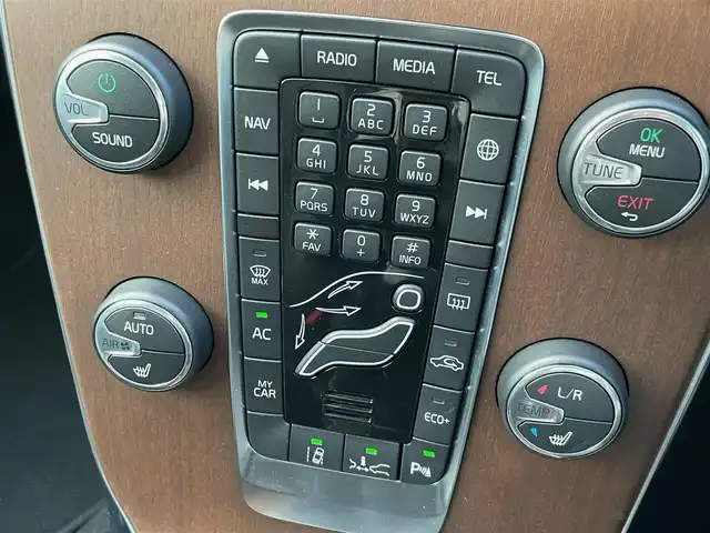 ボルボ Ｖ４０ D4 インスクリプション 福岡県 2018(平30)年 2.6万km アイスホワイト インテリセーフ　/アダプティブクルーズコントロール/harman/kardon/黒革シート/前席シートヒーター/純正ナビ/フルセグTV/バックカメラ　/Bluetooth/LEDヘッドライト/オートハイビーム　/コーナーセンサー　/純正１７インチアルミホイール/ETC/取扱説明書/保証書