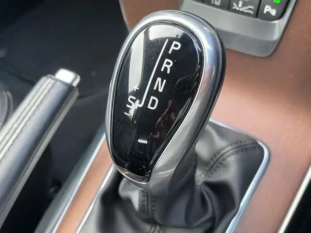 ボルボ Ｖ４０ D4 インスクリプション 福岡県 2018(平30)年 2.6万km アイスホワイト インテリセーフ　/アダプティブクルーズコントロール/harman/kardon/黒革シート/前席シートヒーター/純正ナビ/フルセグTV/バックカメラ　/Bluetooth/LEDヘッドライト/オートハイビーム　/コーナーセンサー　/純正１７インチアルミホイール/ETC/取扱説明書/保証書