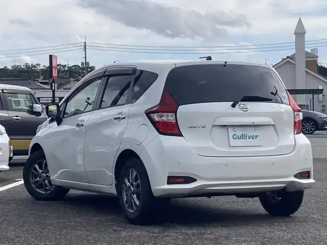 日産 ノート X 島根県 2018(平30)年 6.8万km ブリリアントホワイトパール ディーラーOPメモリナビ (CD/BT/フルセグ)/全方位カメラ/エマージェンシーブレーキ/車線逸脱警告/アイドリングストップ/オートライト/純正フロアマット/純正ドアバイザー/取扱説明書/保証書/スペアキー×1