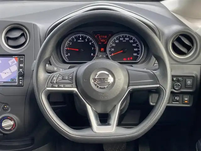 日産 ノート X 島根県 2018(平30)年 6.8万km ブリリアントホワイトパール ディーラーOPメモリナビ (CD/BT/フルセグ)/全方位カメラ/エマージェンシーブレーキ/車線逸脱警告/アイドリングストップ/オートライト/純正フロアマット/純正ドアバイザー/取扱説明書/保証書/スペアキー×1