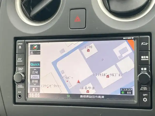 日産 ノート X 島根県 2018(平30)年 6.8万km ブリリアントホワイトパール ディーラーOPメモリナビ (CD/BT/フルセグ)/全方位カメラ/エマージェンシーブレーキ/車線逸脱警告/アイドリングストップ/オートライト/純正フロアマット/純正ドアバイザー/取扱説明書/保証書/スペアキー×1