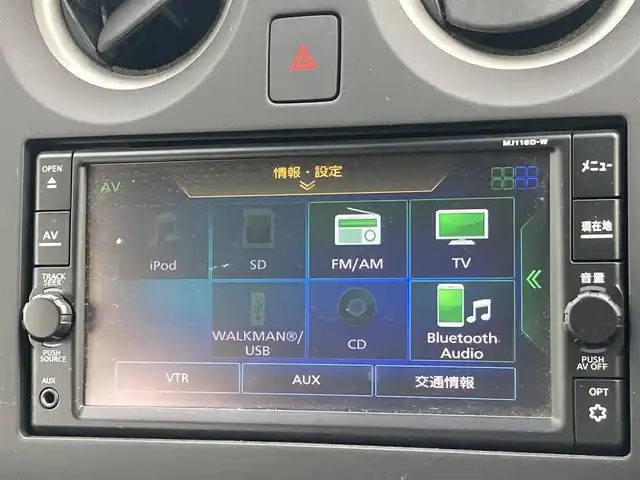 日産 ノート X 島根県 2018(平30)年 6.8万km ブリリアントホワイトパール ディーラーOPメモリナビ (CD/BT/フルセグ)/全方位カメラ/エマージェンシーブレーキ/車線逸脱警告/アイドリングストップ/オートライト/純正フロアマット/純正ドアバイザー/取扱説明書/保証書/スペアキー×1
