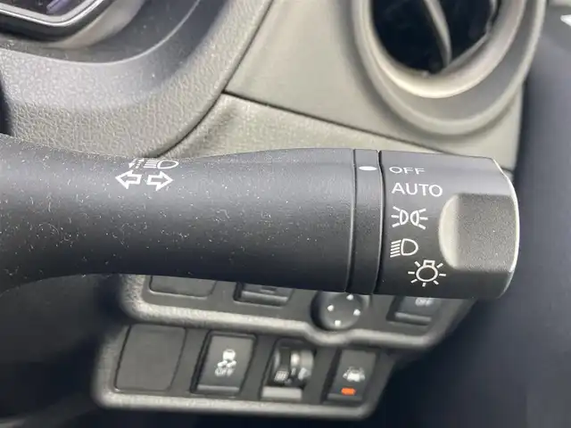 日産 ノート X 島根県 2018(平30)年 6.8万km ブリリアントホワイトパール ディーラーOPメモリナビ (CD/BT/フルセグ)/全方位カメラ/エマージェンシーブレーキ/車線逸脱警告/アイドリングストップ/オートライト/純正フロアマット/純正ドアバイザー/取扱説明書/保証書/スペアキー×1