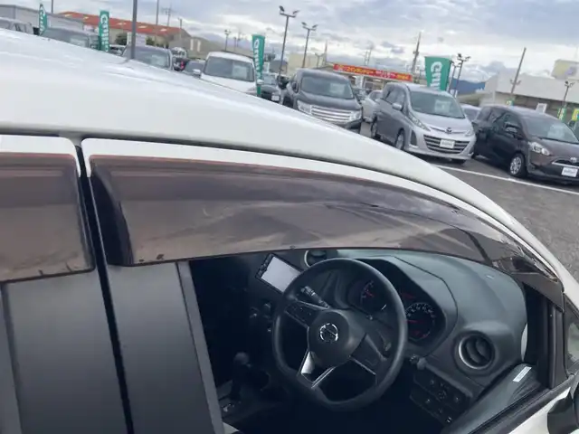 日産 ノート X 島根県 2018(平30)年 6.8万km ブリリアントホワイトパール ディーラーOPメモリナビ (CD/BT/フルセグ)/全方位カメラ/エマージェンシーブレーキ/車線逸脱警告/アイドリングストップ/オートライト/純正フロアマット/純正ドアバイザー/取扱説明書/保証書/スペアキー×1