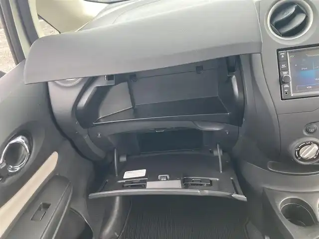 日産 ノート X 島根県 2018(平30)年 6.8万km ブリリアントホワイトパール ディーラーOPメモリナビ (CD/BT/フルセグ)/全方位カメラ/エマージェンシーブレーキ/車線逸脱警告/アイドリングストップ/オートライト/純正フロアマット/純正ドアバイザー/取扱説明書/保証書/スペアキー×1