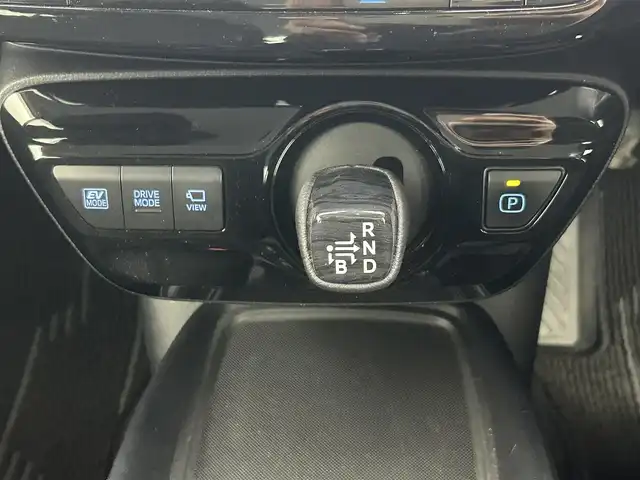 トヨタ プリウス SセーフティプラスⅡ 熊本県 2022(令4)年 3.8万km アティチュードブラックマイカ 禁煙車　/純正ナビ（ＣＤ・ＤＶＤ・フルセグ・ＢＴ・ＳＤ）/全周囲カメラ　/社外前後ドライブレコーダー　/ビルトインＥＴＣ　/前後クリアランスソナー　/レーダークルーズコントロール/衝突軽減ブレーキ/レーンキープアシスト/横滑り防止/ブラインドスポットモニター/純正フロアマット/純正17インチAW/オートライト/オートマチックハイビーム/LEDヘッドライト/フォグランプ/スマートキー/プッシュスタート/スペアキー1本