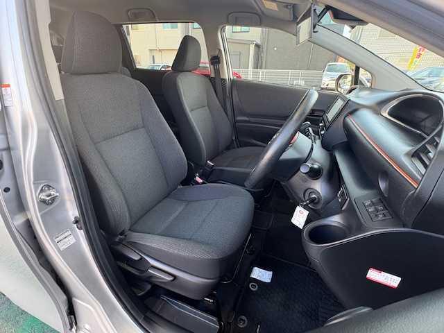 トヨタ シエンタ X 愛知県 2018(平30)年 4.2万km シルバーM /ワンオーナー//禁煙車//メモリナビ//地デジテレビ//バックカメラ//片側パワースライドドア//ETC//車線逸脱警報//衝突被害軽減ブレーキ//アイドリングストップ//禁煙車//パワーステアリング//パワーウィンドウ//Bluetooth//3列シート//ドライブレコーダー//純正マット//ABS//盗難防止システム//オートライト//ダブルエアバック//ウォークスルー//横滑り防止装置//電動格納式ミラー//プリクラッシュ