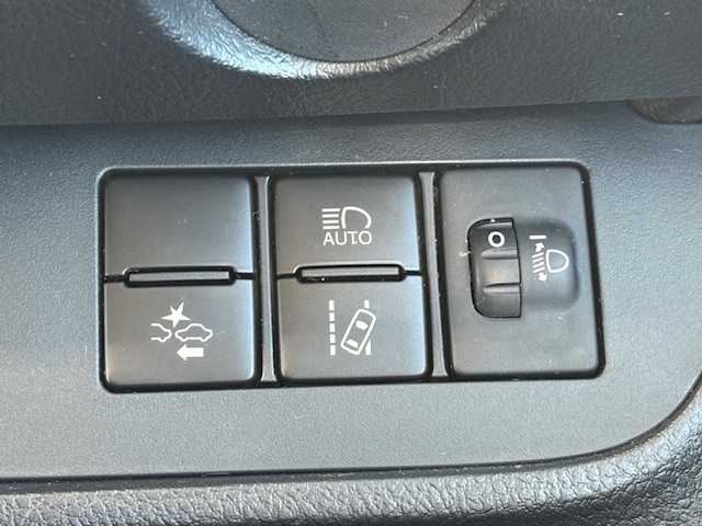 トヨタ シエンタ X 愛知県 2018(平30)年 4.2万km シルバーM /ワンオーナー//禁煙車//メモリナビ//地デジテレビ//バックカメラ//片側パワースライドドア//ETC//車線逸脱警報//衝突被害軽減ブレーキ//アイドリングストップ//禁煙車//パワーステアリング//パワーウィンドウ//Bluetooth//3列シート//ドライブレコーダー//純正マット//ABS//盗難防止システム//オートライト//ダブルエアバック//ウォークスルー//横滑り防止装置//電動格納式ミラー//プリクラッシュ