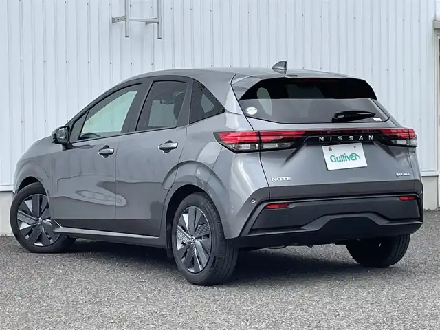 日産 ノート X 熊本県 2023(令5)年 3.8万km ダークメタルグレー 純正メモリナビ/・AM/FM/USB/HDMI/・Bluetooth/・フルセグTV/360°セーフティーアシスト/・プロパイロット/・ハンドル支援/・側方支援/・後側方支援/・エマージェンシーブレーキ/・速度標識表示/・ルート減速支援/・制限速度支援/・標識検知支援/・駐車支援/・シャシー制御（トレースコントロール）/・オートハイビーム/ビルトインETC2.0/全方位カメラ/置くだけ充電/デジタルルームミラー/ドライブモード切替/USB Type-c/ステアリングスイッチ/ボタン式サイドブレーキ/ホールドブレーキ/電動格納ミラー/ウィンカーミラー/ウィンドウロック/純正フロアマット