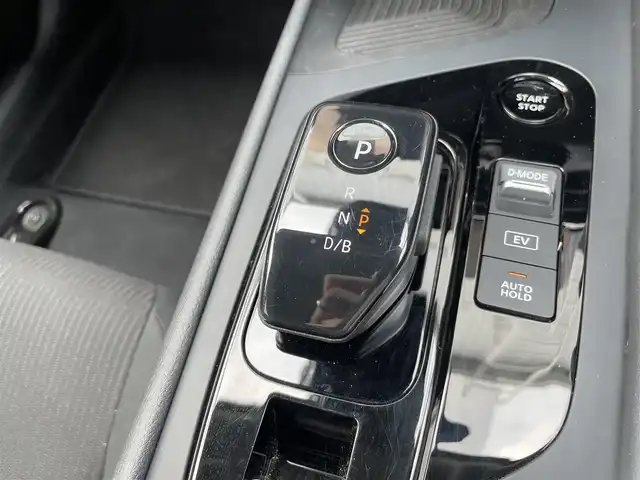 日産 ノート X 熊本県 2023(令5)年 3.8万km ダークメタルグレー 純正メモリナビ/・AM/FM/USB/HDMI/・Bluetooth/・フルセグTV/360°セーフティーアシスト/・プロパイロット/・ハンドル支援/・側方支援/・後側方支援/・エマージェンシーブレーキ/・速度標識表示/・ルート減速支援/・制限速度支援/・標識検知支援/・駐車支援/・シャシー制御（トレースコントロール）/・オートハイビーム/ビルトインETC2.0/全方位カメラ/置くだけ充電/デジタルルームミラー/ドライブモード切替/USB Type-c/ステアリングスイッチ/ボタン式サイドブレーキ/ホールドブレーキ/電動格納ミラー/ウィンカーミラー/ウィンドウロック/純正フロアマット