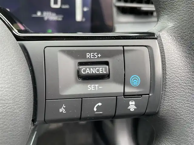 日産 ノート X 熊本県 2023(令5)年 3.8万km ダークメタルグレー 純正メモリナビ/・AM/FM/USB/HDMI/・Bluetooth/・フルセグTV/360°セーフティーアシスト/・プロパイロット/・ハンドル支援/・側方支援/・後側方支援/・エマージェンシーブレーキ/・速度標識表示/・ルート減速支援/・制限速度支援/・標識検知支援/・駐車支援/・シャシー制御（トレースコントロール）/・オートハイビーム/ビルトインETC2.0/全方位カメラ/置くだけ充電/デジタルルームミラー/ドライブモード切替/USB Type-c/ステアリングスイッチ/ボタン式サイドブレーキ/ホールドブレーキ/電動格納ミラー/ウィンカーミラー/ウィンドウロック/純正フロアマット