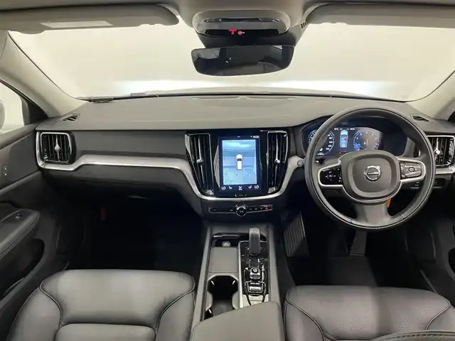 ボルボ Ｖ６０ B4 モメンタム 岡山県 2021(令3)年 1.3万km ぺブルグレー クライメートパッケージ/黒革/全席シートヒーター/純正ナビ/TV/360°カメラ/AppleCarPlay/衝突軽減B/ACC/LKA/BLIS/パワーテールゲート/LEDヘッドライト/純正17インチAW/電動シート/ワイヤレス充電/ETC/ステアリングヒーター