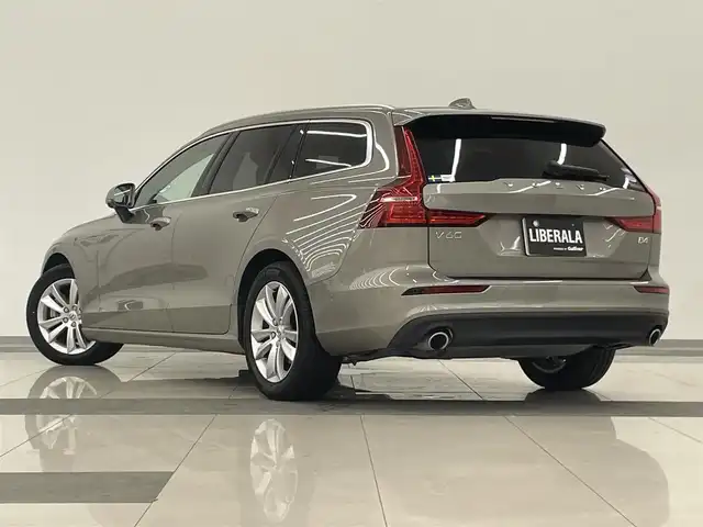 ボルボ Ｖ６０ B4 モメンタム 岡山県 2021(令3)年 1.3万km ぺブルグレー クライメートパッケージ/黒革/全席シートヒーター/純正ナビ/TV/360°カメラ/AppleCarPlay/衝突軽減B/ACC/LKA/BLIS/パワーテールゲート/LEDヘッドライト/純正17インチAW/電動シート/ワイヤレス充電/ETC/ステアリングヒーター