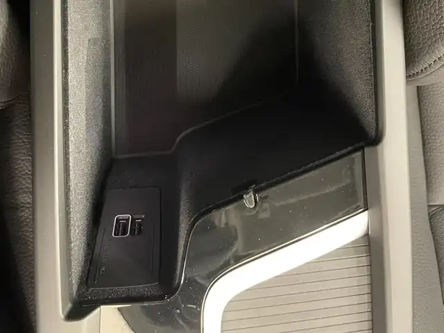 ボルボ Ｖ６０ B4 モメンタム 岡山県 2021(令3)年 1.3万km ぺブルグレー クライメートパッケージ/黒革/全席シートヒーター/純正ナビ/TV/360°カメラ/AppleCarPlay/衝突軽減B/ACC/LKA/BLIS/パワーテールゲート/LEDヘッドライト/純正17インチAW/電動シート/ワイヤレス充電/ETC/ステアリングヒーター