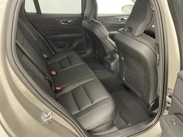 ボルボ Ｖ６０ B4 モメンタム 岡山県 2021(令3)年 1.3万km ぺブルグレー クライメートパッケージ/黒革/全席シートヒーター/純正ナビ/TV/360°カメラ/AppleCarPlay/衝突軽減B/ACC/LKA/BLIS/パワーテールゲート/LEDヘッドライト/純正17インチAW/電動シート/ワイヤレス充電/ETC/ステアリングヒーター