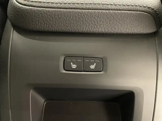 ボルボ Ｖ６０ B4 モメンタム 岡山県 2021(令3)年 1.3万km ぺブルグレー クライメートパッケージ/黒革/全席シートヒーター/純正ナビ/TV/360°カメラ/AppleCarPlay/衝突軽減B/ACC/LKA/BLIS/パワーテールゲート/LEDヘッドライト/純正17インチAW/電動シート/ワイヤレス充電/ETC/ステアリングヒーター