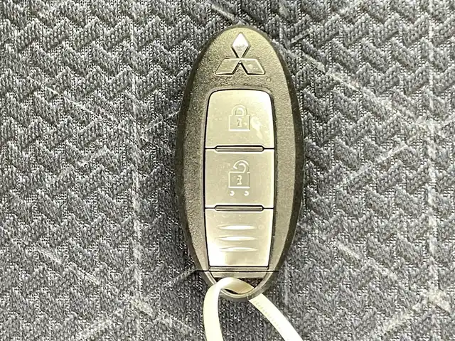 三菱 ｅＫクロス G プラスエディション 千葉県 2022(令4)年 1.4万km オレンジ 禁煙車　/純正７型ナビ　/フルセグＴＶ　ＢＴ　ＣＤ　ＤＶＤ　/全周囲カメラ　/衝突軽減システム　/車線逸脱警報　/先行車発進お知らせ　/標識検知　/ふらつき警報　/シートヒーター　/ＥＴＣ　/電格ミラー　/プッシュスタート/純正フロアマット/純正アルミホイール