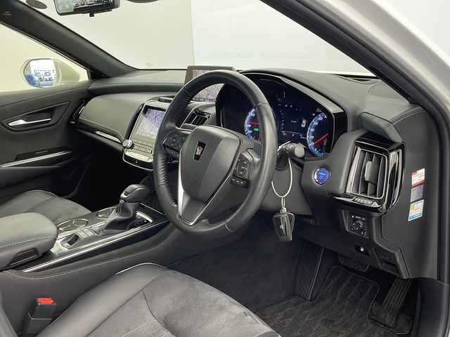 トヨタ クラウン ハイブリッド RS アドバンス 栃木県 2019(平31)年 3.1万km ホワイトパールクリスタルシャイン 純正ナビ/（BT/フルセグ/CD/DVD/AM/FM/ミラーリング）/衝突軽減システム/クリアランナソー/ブラインドスポットモニター/車線逸脱抑制機能/レーダークルーズコントロール/パーキングアシスト/横滑り防止/インテリルームミラー/全周囲カメラ/前席シートヒーター/前席パワーシート/ステアリングヒーター/MTモード付AT/前後ドライブレコーダー/ETC2.0/電動格納ミラー/純正アルミホイール/純正フロアマット/プッシュスタート/スマートキー/スペアキー