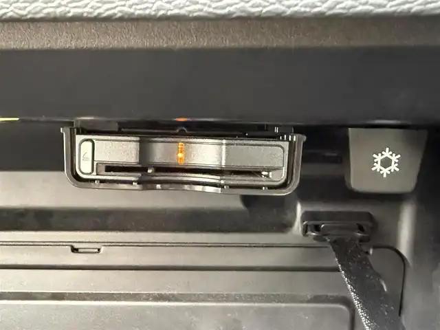 ボルボ ＸＣ４０ T4 AWD インスクリプション 愛知県 2019(令1)年 6.5万km クリスタルホワイトP /正規ディーラー車//ハーマンカードン //メーカーナビ//フルセグ/USB/AM/FM/バックカメラ//AppleCarPlay/AndroidAuto//前後ドライブレコーダー //純正19AW//ビルトインETC //ルーフレール//パワーバックドア //茶革シート//パワーシート //シートヒーター//LEDオートライト //フォグ //コーナリングライト//革巻きステア //ステアスイッチ //ステアヒーター//シティセーフティ //衝突回避 //自動駐車 //自動発車//LKA //RSI //CTA //BLIS //ACC //パークアシスト//パワーバックドア //オートリトラウィンカーミラー//スマートキー //プッシュスタート //純正マット//保証書 //取説 //ディーラー記録簿 //スペアキー