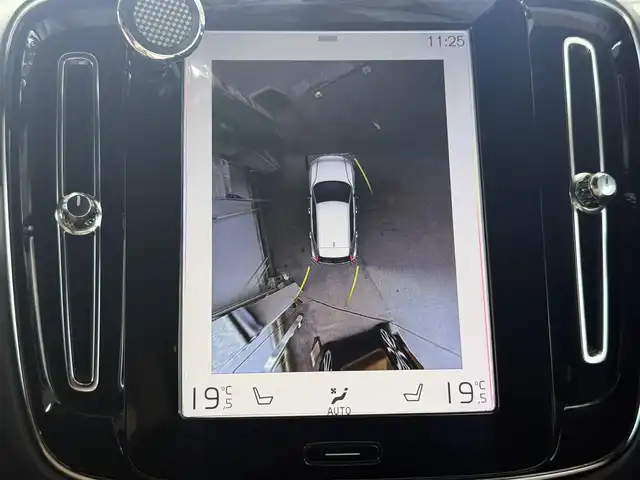 ボルボ ＸＣ４０ T4 AWD インスクリプション 愛知県 2019(令1)年 6.5万km クリスタルホワイトP /正規ディーラー車//ハーマンカードン //メーカーナビ//フルセグ/USB/AM/FM/バックカメラ//AppleCarPlay/AndroidAuto//前後ドライブレコーダー //純正19AW//ビルトインETC //ルーフレール//パワーバックドア //茶革シート//パワーシート //シートヒーター//LEDオートライト //フォグ //コーナリングライト//革巻きステア //ステアスイッチ //ステアヒーター//シティセーフティ //衝突回避 //自動駐車 //自動発車//LKA //RSI //CTA //BLIS //ACC //パークアシスト//パワーバックドア //オートリトラウィンカーミラー//スマートキー //プッシュスタート //純正マット//保証書 //取説 //ディーラー記録簿 //スペアキー