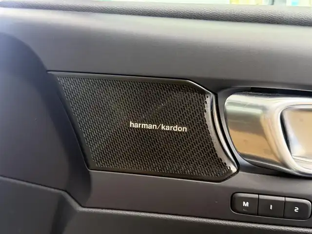 ボルボ ＸＣ４０ T4 AWD インスクリプション 愛知県 2019(令1)年 6.5万km クリスタルホワイトP /正規ディーラー車//ハーマンカードン //メーカーナビ//フルセグ/USB/AM/FM/バックカメラ//AppleCarPlay/AndroidAuto//前後ドライブレコーダー //純正19AW//ビルトインETC //ルーフレール//パワーバックドア //茶革シート//パワーシート //シートヒーター//LEDオートライト //フォグ //コーナリングライト//革巻きステア //ステアスイッチ //ステアヒーター//シティセーフティ //衝突回避 //自動駐車 //自動発車//LKA //RSI //CTA //BLIS //ACC //パークアシスト//パワーバックドア //オートリトラウィンカーミラー//スマートキー //プッシュスタート //純正マット//保証書 //取説 //ディーラー記録簿 //スペアキー