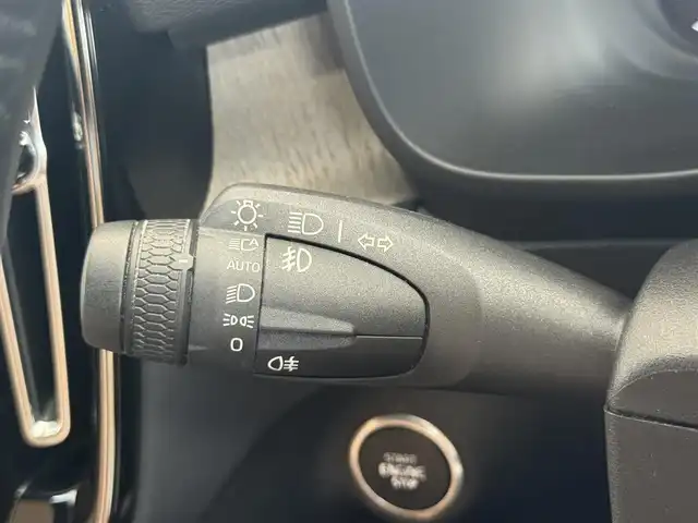 ボルボ ＸＣ４０ T4 AWD インスクリプション 愛知県 2019(令1)年 6.5万km クリスタルホワイトP /正規ディーラー車//ハーマンカードン //メーカーナビ//フルセグ/USB/AM/FM/バックカメラ//AppleCarPlay/AndroidAuto//前後ドライブレコーダー //純正19AW//ビルトインETC //ルーフレール//パワーバックドア //茶革シート//パワーシート //シートヒーター//LEDオートライト //フォグ //コーナリングライト//革巻きステア //ステアスイッチ //ステアヒーター//シティセーフティ //衝突回避 //自動駐車 //自動発車//LKA //RSI //CTA //BLIS //ACC //パークアシスト//パワーバックドア //オートリトラウィンカーミラー//スマートキー //プッシュスタート //純正マット//保証書 //取説 //ディーラー記録簿 //スペアキー