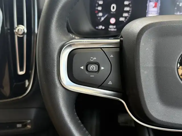 ボルボ ＸＣ４０ T4 AWD インスクリプション 愛知県 2019(令1)年 6.5万km クリスタルホワイトP /正規ディーラー車//ハーマンカードン //メーカーナビ//フルセグ/USB/AM/FM/バックカメラ//AppleCarPlay/AndroidAuto//前後ドライブレコーダー //純正19AW//ビルトインETC //ルーフレール//パワーバックドア //茶革シート//パワーシート //シートヒーター//LEDオートライト //フォグ //コーナリングライト//革巻きステア //ステアスイッチ //ステアヒーター//シティセーフティ //衝突回避 //自動駐車 //自動発車//LKA //RSI //CTA //BLIS //ACC //パークアシスト//パワーバックドア //オートリトラウィンカーミラー//スマートキー //プッシュスタート //純正マット//保証書 //取説 //ディーラー記録簿 //スペアキー
