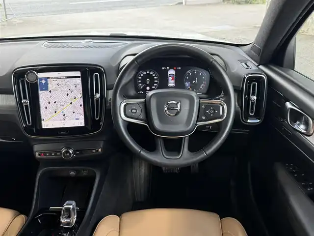 ボルボ ＸＣ４０ T4 AWD インスクリプション 愛知県 2019(令1)年 6.5万km クリスタルホワイトP /正規ディーラー車//ハーマンカードン //メーカーナビ//フルセグ/USB/AM/FM/バックカメラ//AppleCarPlay/AndroidAuto//前後ドライブレコーダー //純正19AW//ビルトインETC //ルーフレール//パワーバックドア //茶革シート//パワーシート //シートヒーター//LEDオートライト //フォグ //コーナリングライト//革巻きステア //ステアスイッチ //ステアヒーター//シティセーフティ //衝突回避 //自動駐車 //自動発車//LKA //RSI //CTA //BLIS //ACC //パークアシスト//パワーバックドア //オートリトラウィンカーミラー//スマートキー //プッシュスタート //純正マット//保証書 //取説 //ディーラー記録簿 //スペアキー