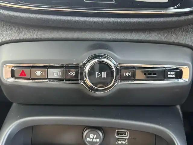 ボルボ ＸＣ４０ T4 AWD インスクリプション 愛知県 2019(令1)年 6.5万km クリスタルホワイトP /正規ディーラー車//ハーマンカードン //メーカーナビ//フルセグ/USB/AM/FM/バックカメラ//AppleCarPlay/AndroidAuto//前後ドライブレコーダー //純正19AW//ビルトインETC //ルーフレール//パワーバックドア //茶革シート//パワーシート //シートヒーター//LEDオートライト //フォグ //コーナリングライト//革巻きステア //ステアスイッチ //ステアヒーター//シティセーフティ //衝突回避 //自動駐車 //自動発車//LKA //RSI //CTA //BLIS //ACC //パークアシスト//パワーバックドア //オートリトラウィンカーミラー//スマートキー //プッシュスタート //純正マット//保証書 //取説 //ディーラー記録簿 //スペアキー