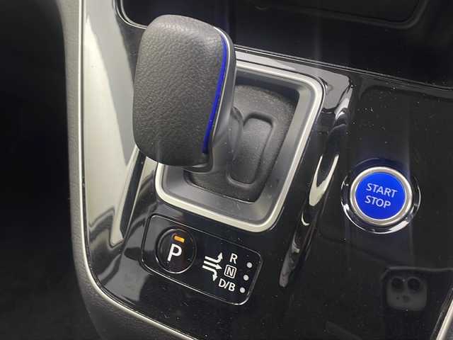 日産 セレナ e－パワー ハイウェイスター V 大阪府 2020(令2)年 3.7万km ブリリアントホワイトパール 純正10インチナビ/・フルセグTV/・Bluetooth/・CD/DVD/・USB接続/純正後席フリップダウンモニター/アラウンドビューモニター/セーフティパックA/パーキングアシスト/エマージェンシーブレーキ/ブラインドスポットモニター/レーダークルーズコントロール/セーフティシールド/車線逸脱警報/車線逸脱防止支援/後方車両検知警報/両側パワースライドドア/ハンズフリーパワースライドドア/ビルトインETC/スマートキー　/プッシュスタート