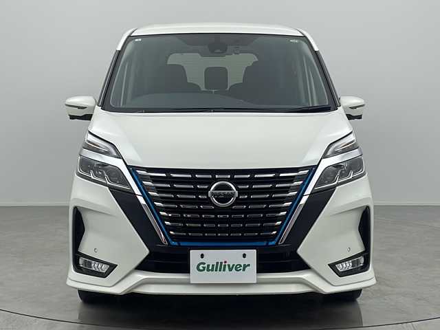 日産 セレナ e－パワー ハイウェイスター V 大阪府 2020(令2)年 3.7万km ブリリアントホワイトパール 純正10インチナビ/・フルセグTV/・Bluetooth/・CD/DVD/・USB接続/純正後席フリップダウンモニター/アラウンドビューモニター/セーフティパックA/パーキングアシスト/エマージェンシーブレーキ/ブラインドスポットモニター/レーダークルーズコントロール/セーフティシールド/車線逸脱警報/車線逸脱防止支援/後方車両検知警報/両側パワースライドドア/ハンズフリーパワースライドドア/ビルトインETC/スマートキー　/プッシュスタート