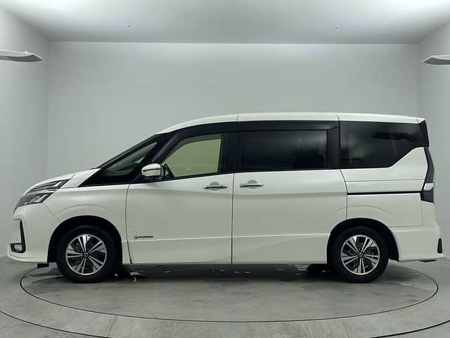 日産 セレナ e－パワー ハイウェイスター V 大阪府 2020(令2)年 3.7万km ブリリアントホワイトパール 純正10インチナビ/・フルセグTV/・Bluetooth/・CD/DVD/・USB接続/純正後席フリップダウンモニター/アラウンドビューモニター/セーフティパックA/パーキングアシスト/エマージェンシーブレーキ/ブラインドスポットモニター/レーダークルーズコントロール/セーフティシールド/車線逸脱警報/車線逸脱防止支援/後方車両検知警報/両側パワースライドドア/ハンズフリーパワースライドドア/ビルトインETC/スマートキー　/プッシュスタート