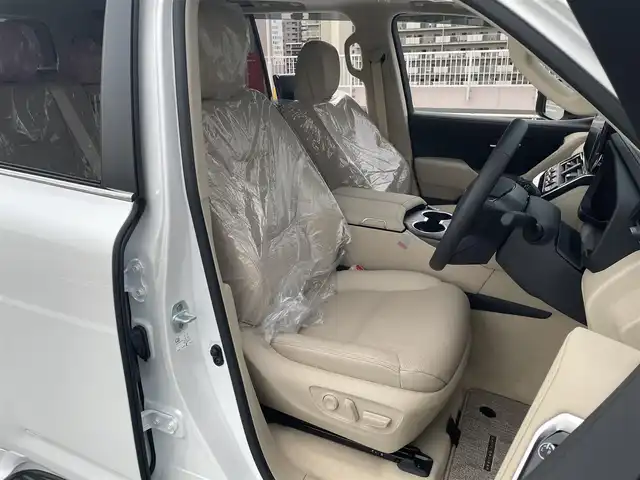 トヨタ ランドクルーザー ZX 東京都 2024(令6)年 0.2万km プレシャスホワイトパール ワンオーナー/４WD/12.3インチディスプレイナビ機能付き/【フルセグTV/Bluetooth/HDMI/USB/CD/DVD】/アランドビューモニター/リアエンターテーメントシステム/パワーバックドア/サンルーフ/ベージュ皮シート/モデリスタフェンダーガーニッシュ/モデリスタリアスカート/モデリスタフロントスポイラー/後席ディスプレイ/純正２０インチアルミ/クールBOX/Toyota Safety Sense/PCS(プリクラッシュセーフティー）/LTA(レーントレーシングアシスト）/AHS(アダプティブハイビームシステム）/RSA(ロードサインアシスト）/レーダークルーズコントロール/先行車発進お知らせ/スペアキー１本/保証書・取説・ナビ説