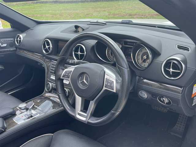 メルセデス・ベンツ ＳＬ３５０ ブルーエフィシェンシー 長崎県 2012(平24)年 8.7万km ダイヤモンドホワイト 純正メーカーナビ/CD DVD再生機能有り/レザーシート/バックカメラ/クルーズコントロール/パドルシフト/パワーシート/メモリーシート/シートヒーター/エアーサスペンション/パワーバックドア/ECOボタン/プッシュスタート/純正19インチアルミホイール/ETC/横滑り防止機能/HIDヘッドライト/スマートキー/スペアキー×1/保証書　取扱説明書