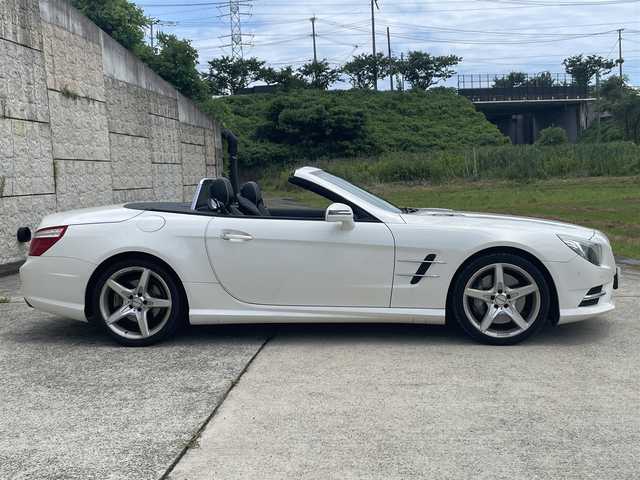 メルセデス・ベンツ ＳＬ３５０ ブルーエフィシェンシー 長崎県 2012(平24)年 8.7万km ダイヤモンドホワイト 純正メーカーナビ/CD DVD再生機能有り/レザーシート/バックカメラ/クルーズコントロール/パドルシフト/パワーシート/メモリーシート/シートヒーター/エアーサスペンション/パワーバックドア/ECOボタン/プッシュスタート/純正19インチアルミホイール/ETC/横滑り防止機能/HIDヘッドライト/スマートキー/スペアキー×1/保証書　取扱説明書