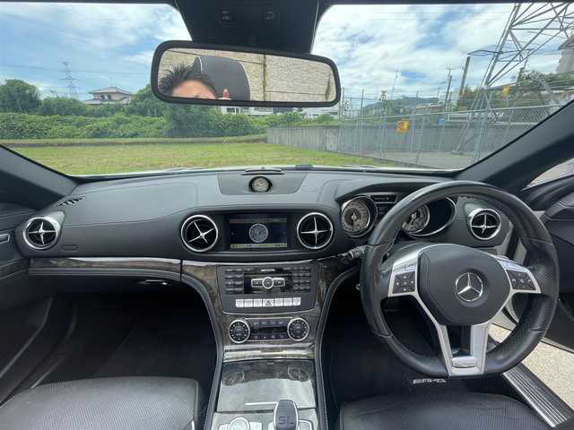 メルセデス・ベンツ ＳＬ３５０ ブルーエフィシェンシー 長崎県 2012(平24)年 8.7万km ダイヤモンドホワイト 純正メーカーナビ/CD DVD再生機能有り/レザーシート/バックカメラ/クルーズコントロール/パドルシフト/パワーシート/メモリーシート/シートヒーター/エアーサスペンション/パワーバックドア/ECOボタン/プッシュスタート/純正19インチアルミホイール/ETC/横滑り防止機能/HIDヘッドライト/スマートキー/スペアキー×1/保証書　取扱説明書
