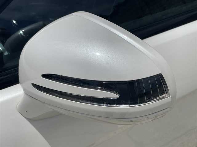 メルセデス・ベンツ ＳＬ３５０ ブルーエフィシェンシー 長崎県 2012(平24)年 8.7万km ダイヤモンドホワイト 純正メーカーナビ/CD DVD再生機能有り/レザーシート/バックカメラ/クルーズコントロール/パドルシフト/パワーシート/メモリーシート/シートヒーター/エアーサスペンション/パワーバックドア/ECOボタン/プッシュスタート/純正19インチアルミホイール/ETC/横滑り防止機能/HIDヘッドライト/スマートキー/スペアキー×1/保証書　取扱説明書