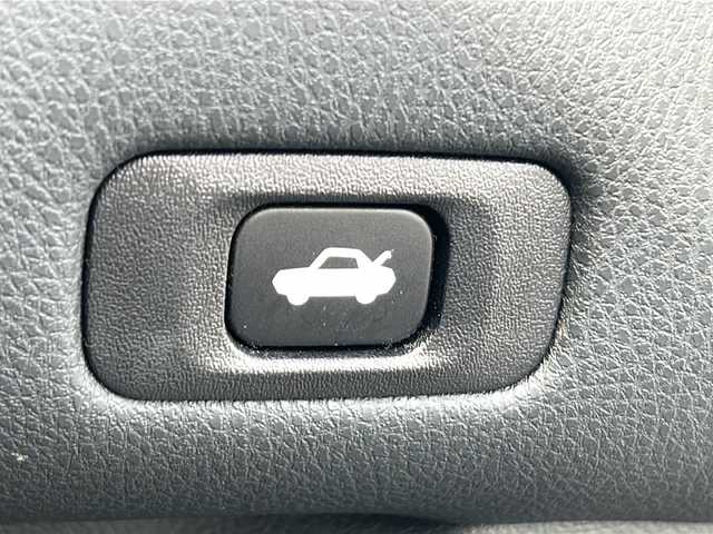 トヨタ クラウン ハイブリッド ロイヤル 茨城県 2017(平29)年 2万km ホワイトパールクリスタルシャイン ワンオーナー/レーンキープアシスト/衝突軽減/純正SDナビ/　　BT/CD/DVD/ワンセグ/バックカメラ/クルーズコントロール/純正16インチアルミホイール/HIDオートライト/オートマティックハイビーム/ドライブレコーダー/スマートキー/ETC