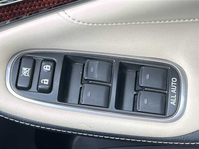 トヨタ クラウン ハイブリッド ロイヤル 茨城県 2017(平29)年 2万km ホワイトパールクリスタルシャイン ワンオーナー/レーンキープアシスト/衝突軽減/純正SDナビ/　　BT/CD/DVD/ワンセグ/バックカメラ/クルーズコントロール/純正16インチアルミホイール/HIDオートライト/オートマティックハイビーム/ドライブレコーダー/スマートキー/ETC