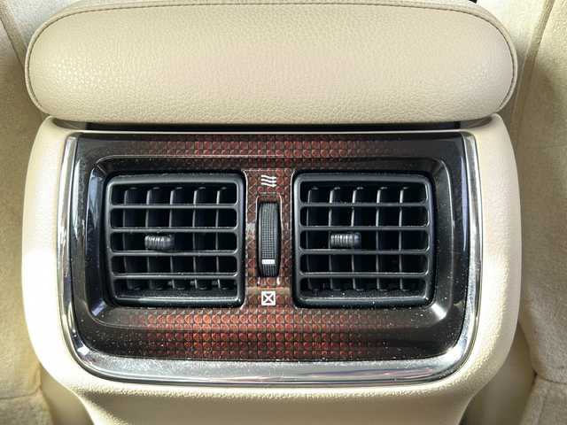 トヨタ クラウン ハイブリッド ロイヤル 茨城県 2017(平29)年 2万km ホワイトパールクリスタルシャイン ワンオーナー/レーンキープアシスト/衝突軽減/純正SDナビ/　　BT/CD/DVD/ワンセグ/バックカメラ/クルーズコントロール/純正16インチアルミホイール/HIDオートライト/オートマティックハイビーム/ドライブレコーダー/スマートキー/ETC